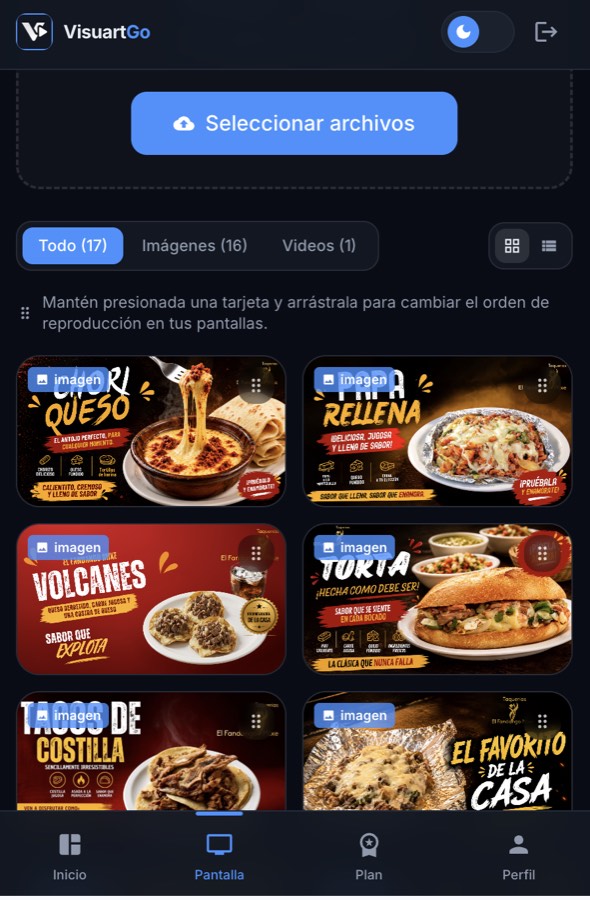 El panel de VisuartGo en un celular, con la biblioteca de contenido y el aviso de mantener presionada una tarjeta para cambiar el orden de reproducción.